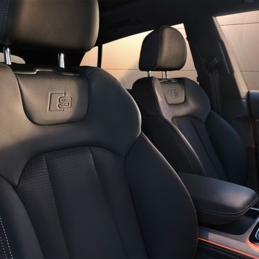 Photo of the seats of the Audi Q8 SUV. 